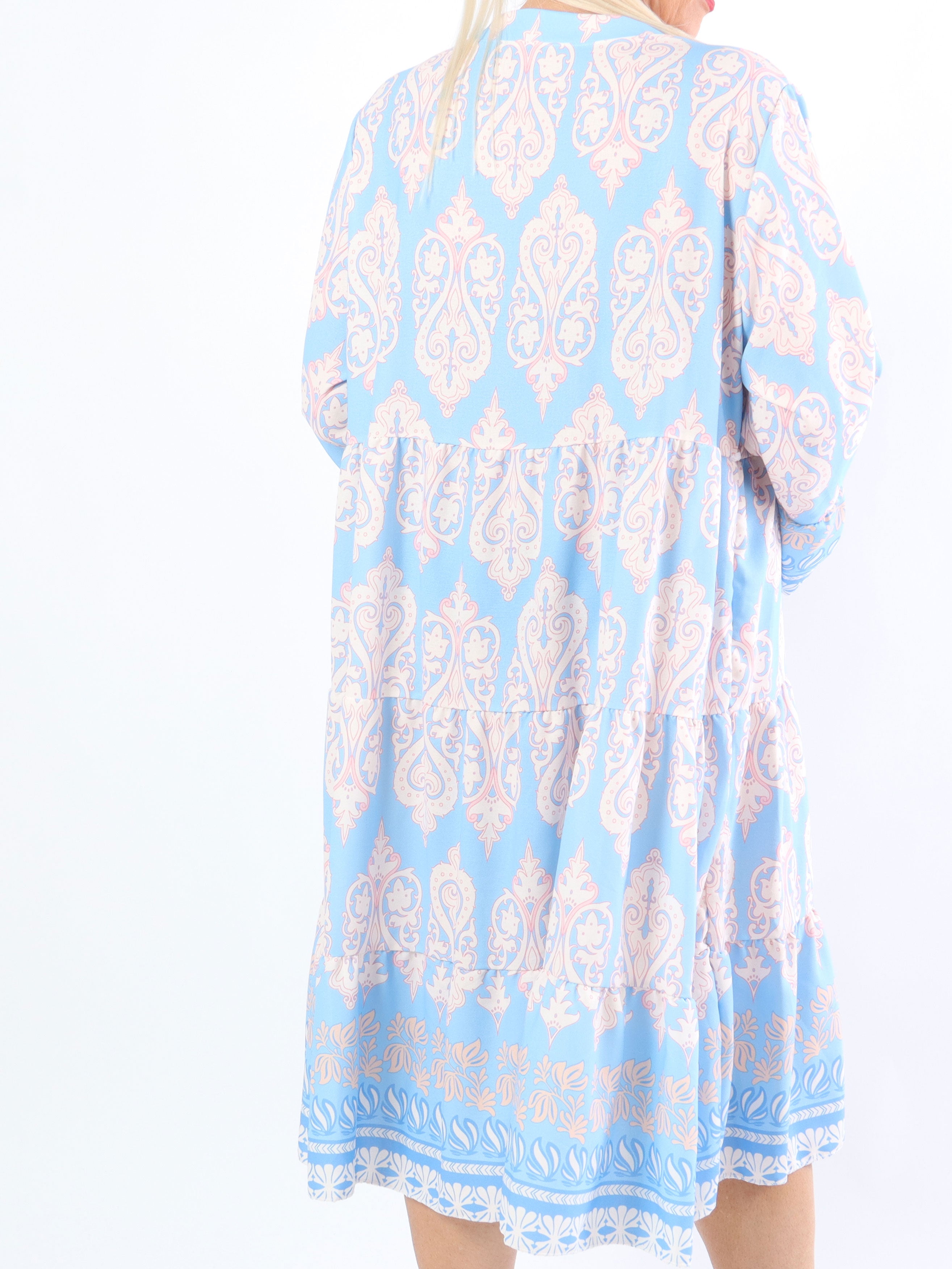 Vigdis - Sød mønstret plus size kjole i lag på lag look